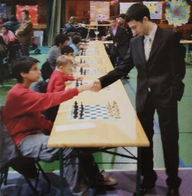 Laurent Fressinet, Grand Maître International présent à Villepreux au Téléthon de 2004